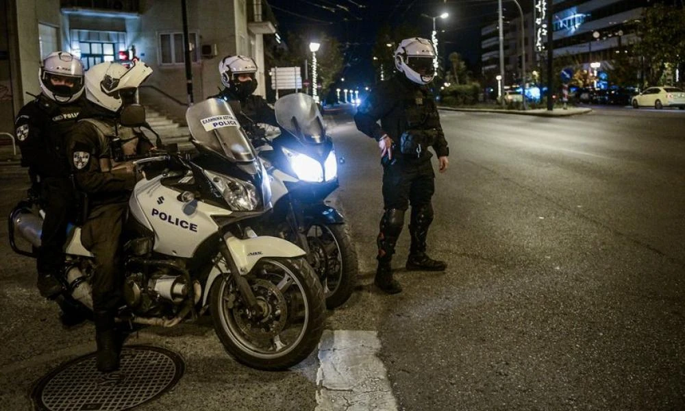 Συγκλονιστικό βίντεο: Θρασύτατος ληστής επιτίθεται με μαχαίρι σε αστυνομικό στην Θεσσαλονίκη
